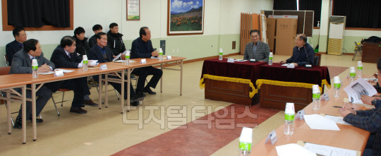 김태환 대표이사(오른쪽 첫 번째)와 조철희 음성축협 조합장(오른쪽 두 번째)이 간담회를 주재하고 있다. 농협 제공.